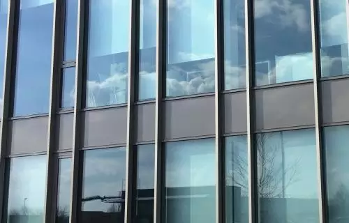 Glasfassaden ohne Sichtschutz